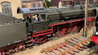 Spur 1, 1:32, BR 03 mit echtem Schleudern, beweglichen Figuren, Klappen sowie versch. Dampfabgängen
