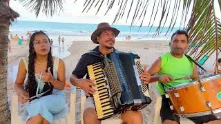 Eu não esperava que a sanfona soasse tão bem diante do oceano, Forró na praia!!!