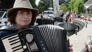 Anne van Egmond op accordeon
