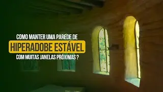 Como manter uma parede de hiperadobe estável com muitas janelas próximas umas das outras?