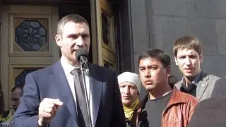 Виступ Кличка біля Верховної Ради. Speech Klitschko on the street near the Supreme Council.