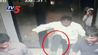 Demonetisation Effect - Police Constable Vandalize ATM Machine | Vizag | Telugu News | TV5 News