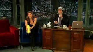 Jeesica Biel taking off her shoes