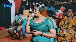 Saudah wa jahazi kolombwe modern TAARAB akiimba nyimbo ya Khadija kopa ndani ya lAAZIZ LOUNGE BAR
