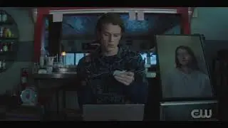 Nancy Drew 2x09 - Ace & Nancy talk and they know each other well, he research / Nancy holds Gil hand
