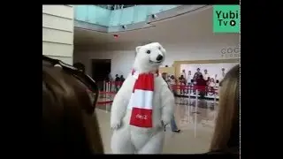 El oso polar de Coca Cola existe y baila
