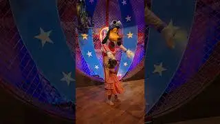 Aashvi met Goofy! #disney #goofy