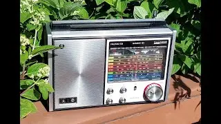 The Fantastic Montgomery Ward Airline FM AM CB SW AIR multi band  GEN-1473A vintage transistor radio