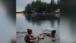 Eisschach in Kanada: K&ouml;nigliches Spiel an ungew&ouml;hnlichem Ort