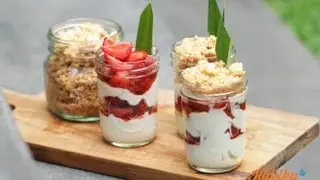 Resep Strawberry Yogurt Parfait Crumble | YUDA BUSTARA & PUTRI MIRANTI