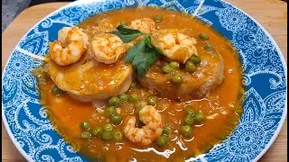 Medallones de merluza con langostinos y guisantes.Hake medallions with prawns and peas