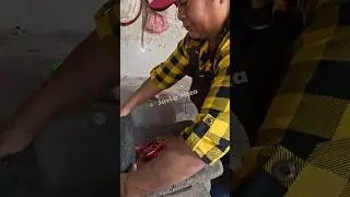 Moliendo chile en metate de piedra
