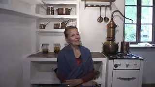 Isabelle, r&eacute;sidente de Mater De&iuml;, distille la rose de Dammas...