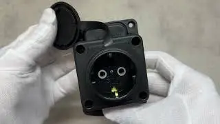 Розетка Violux каучук настінна з заземленням з кришкою IP44