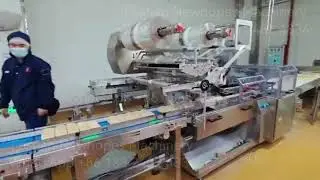 Reciprocating (box motion) flow wrapper with automatic feeding