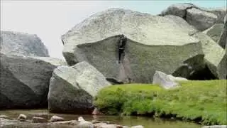 hoya moros bouldering