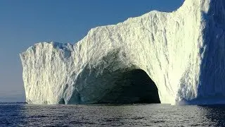 GREENLAND: Disco Bay with whales alongside our zodiac  Diskobucht mit Buckelwalen neben dem Zodiac