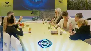 Banorët ulen në tryez për te ngrënë së bashku.