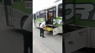 Vendo uma operação do elevador de cadeirante do ônibus da flores em ação.