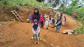 WARGA DATANG BERBONDONG - BONDONG BANTUIN PENYIAPAN LAHAN PEMBANGUNAN RUMAH AGNIA & HAMNA