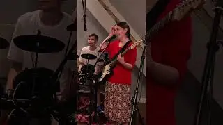 Гитаристка показала, кто главный на репетиции #musicband #poppunkrock #poppunk #rock #поппанк