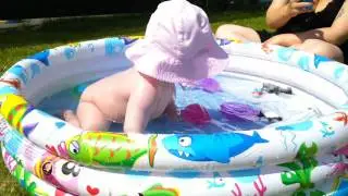 Sarah i badebassin  4 JUL 2015