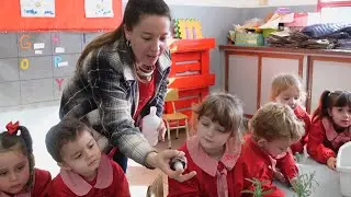 Cosecha de lavanda y elaboraci&oacute;n de perfumina en el nivel inicial - Colegio San Jer&oacute;nimo