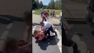 Camionista contro attivisti per il clima
