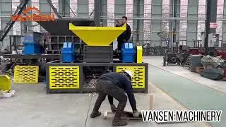 The two-shaft shredder shred wood