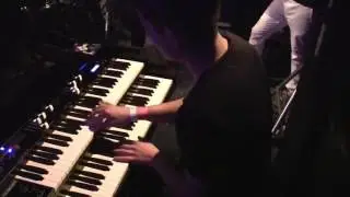 Simon Oslender - Freak Out (Solo)
