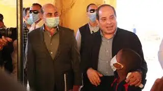 الرئيس السيسي يزور منزل أحد المواطنين في قرية غرب أسوان ويستمع إلى مشاكله