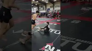 BJJ FLYING TRIANGLE 15 YR OLD VS ADULT EXPERT DIVISION