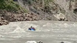 River Rafting Accidents in Rishikesh(golf course rapid raft flip)