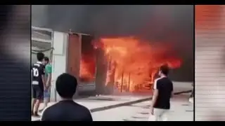Incendio arrasa dos tiendas en mercado mayorista de Carabayllo