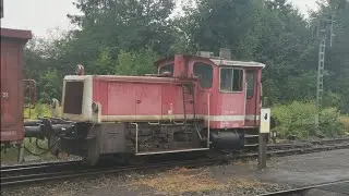Sch&ouml;ne alt Orientrote DB) K&ouml;f 332) Rangiert ziht die Schrott Hochbordwagen im Bahnhof Herbertingen👀