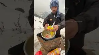 Pahado wali Maggie ❤️#viralvideo #snowfall #shorts #shortvideo #viralvideos