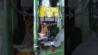 Chain Link Graphite Spray Machine on Die Bolster #automation#forgingprocess #forgings