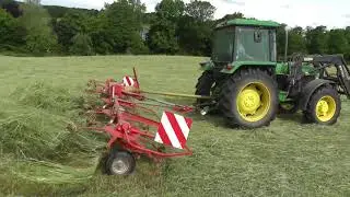 Heu wenden mit Fella TH 790 und John Deere 2850