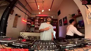 Brown Vox - Antenna Radio 717