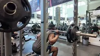 Finish the week strong leg's day,my favorite Squat. #Sport #Motivation #shortsviral #viralshorts 
