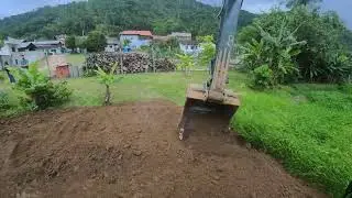 escavadeira espalhando barro