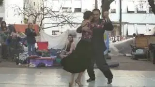 El indio Pedro Benavente y Yanina Meisinger Tango en Plaza dorrego