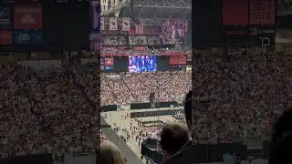 #commanderinchief does a #Yuge Wave