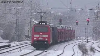BR 152 k&auml;mpft sich mit einem Autozug durch den Schneesturm