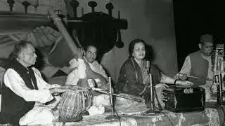 Begum Akhtar (live)-Aye Mohhabat Tere Anjaam Pe Rona Aaya