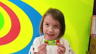 Катя и Макс играют с папой