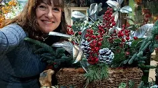 Composizione invernale con abete e agrifoglio.