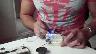 Rudimentary synthesiser (LFO/AFO/VCO) from single CMOS 4000 series IC