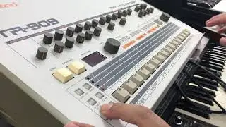 Otaku Tokyo : Roland TR-909 Demo