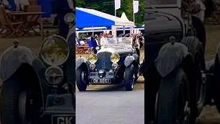 Классический Bentley Blower 1930 года с 4,5-литровым нагнетателем на частной автомобильной выстав...